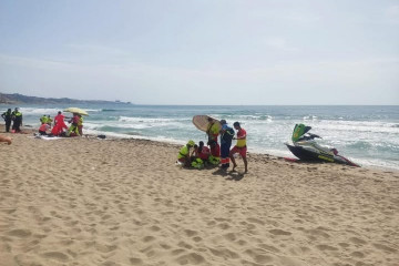 EuropaPress 6818051 socorristas atendiendo dos personas signos ahogamiento playa fuengirola