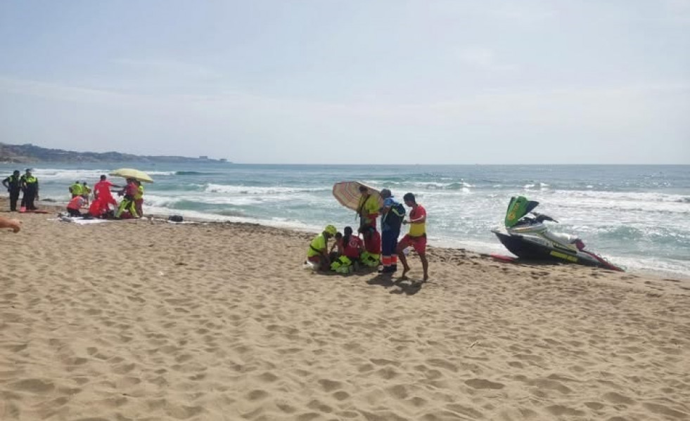 EuropaPress 6818051 socorristas atendiendo dos personas signos ahogamiento playa fuengirola