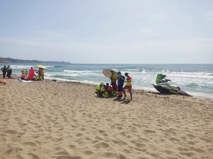 EuropaPress 6818051 socorristas atendiendo dos personas signos ahogamiento playa fuengirola
