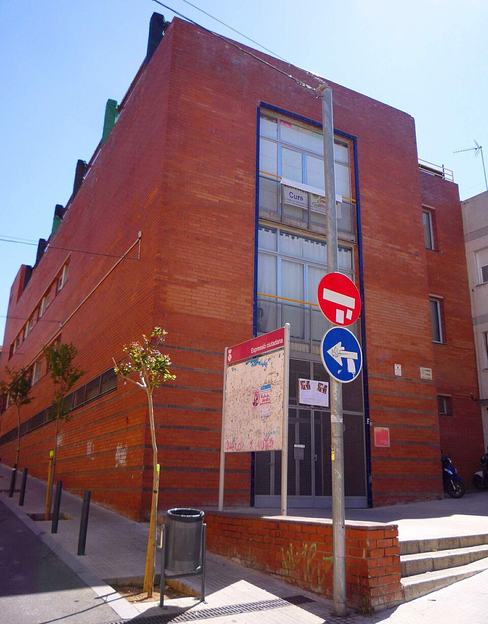 La instalación de una antena telefónica provoca cortes al tráfico en la calle Carles Buïgas de Sant Feliu este lunes