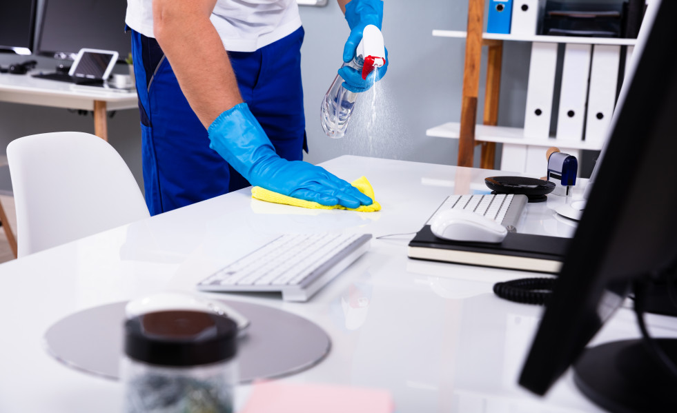 Es busquen professionals de la neteja. Andrey Popov  Shutterstock