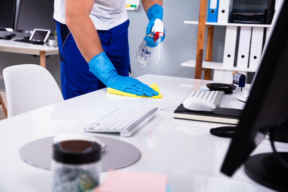 Es busquen professionals de la neteja. Andrey Popov  Shutterstock