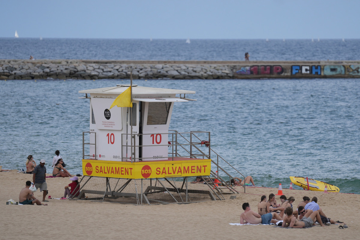 Estación de salvamento en la playa del Bogatell de Barcelona este verano