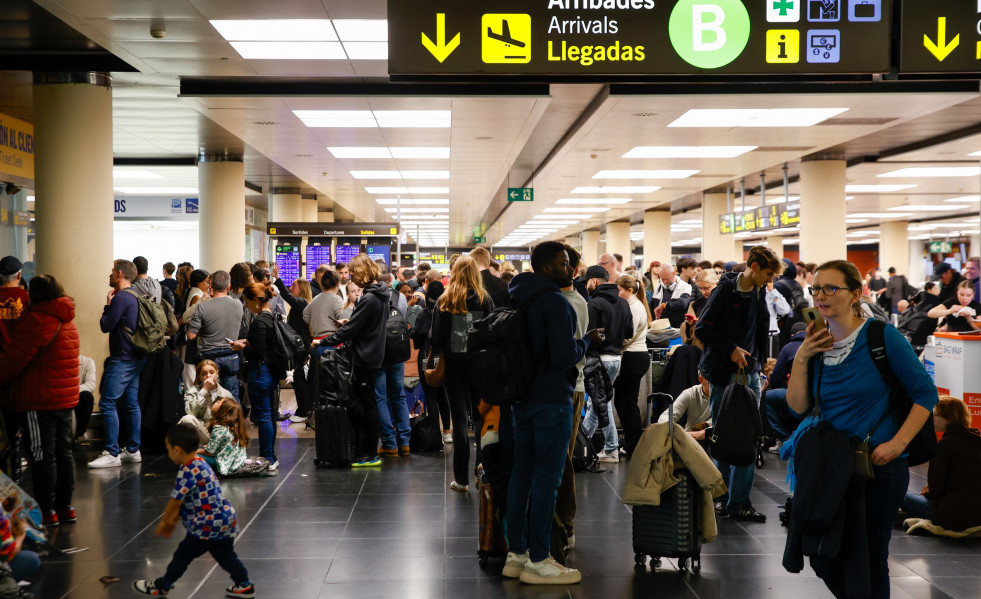Archivo - Varias personas en el aeropuerto de Barcelona-El Prat