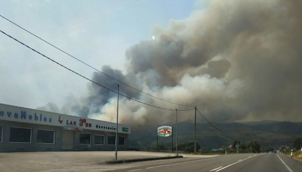 Incendio en la Nacional 525 a la altura de Monterrei en una foto de P.F. a primera hora de la tarde