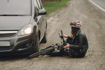 La mujer choco contra el auto chica con casco