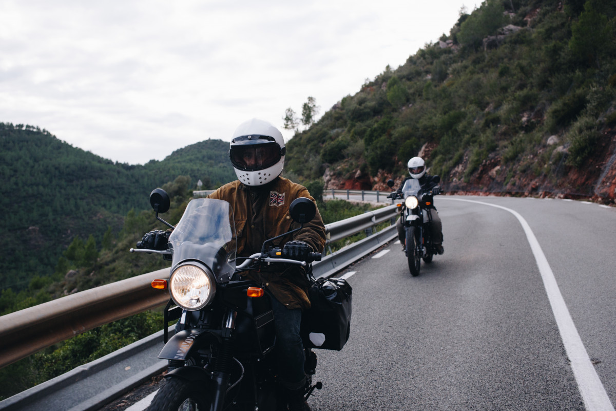 Grupo de motociclistas en carretera de montana