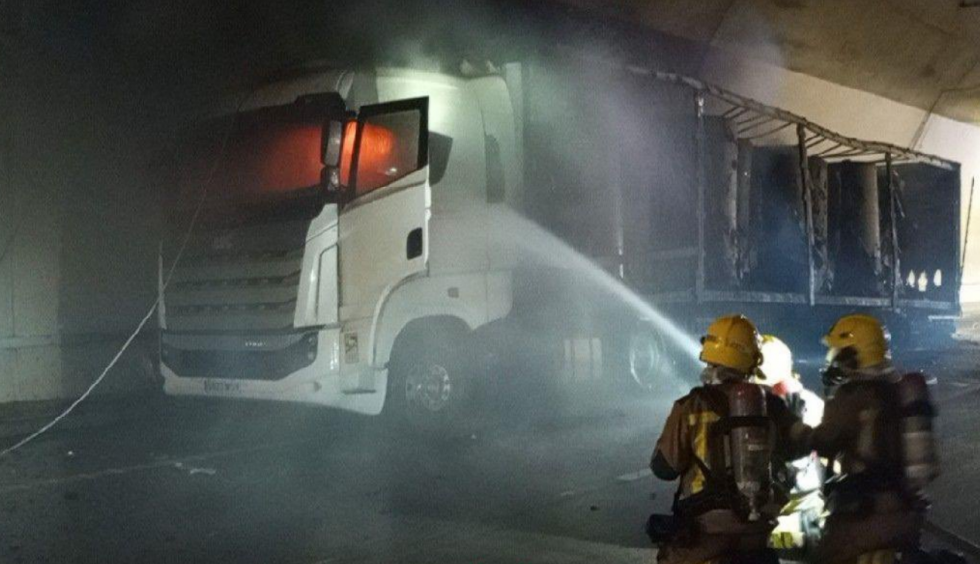 El incendio de un camión en el Túnel de Voltrera mantiene restricciones de tráfico en Abrera