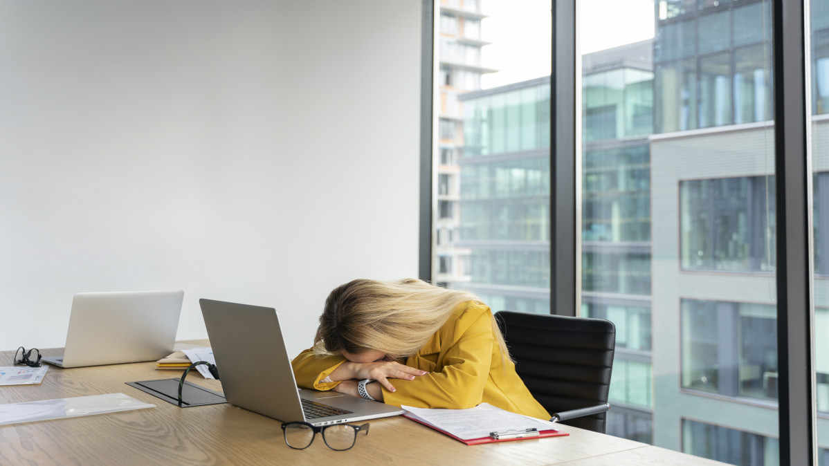 Concepto de banner de mujer de negocios con espacio de copia