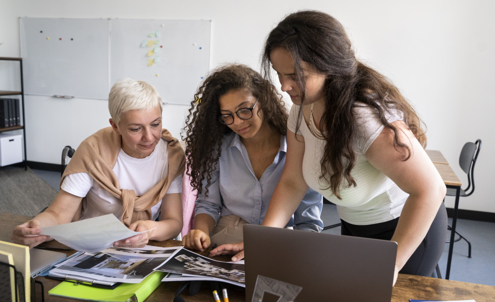 Mujeres de tiro medio trabajando juntas