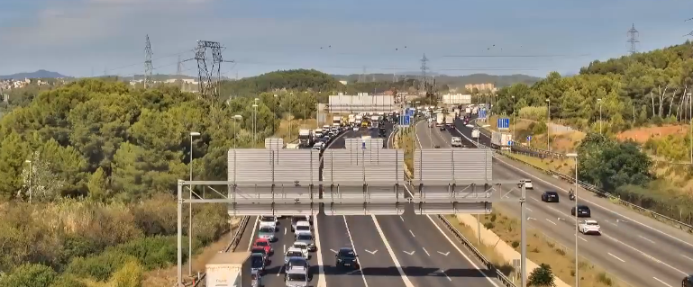 Retenciones en varias vías del Baix Llobregat durante la mañana del lunes