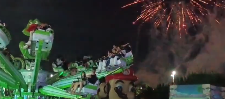 VIDEO: Las atracciones de la feria de Viladecans se paran en seco para disfrutar de los fuegos artificiales