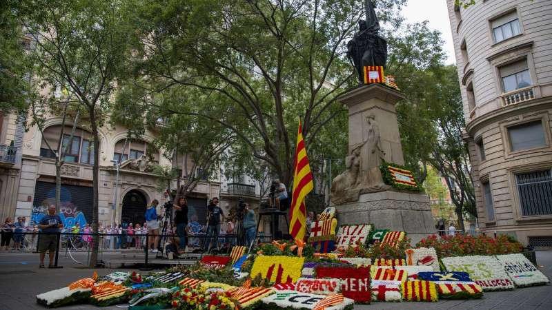 Ofrenda floral frente al monumento de rafael casanova barcelona 2023 ep 4 800x450
