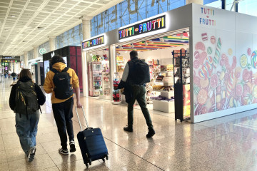 Archivo - Tienda de Tutti Frutti en el Aeropuerto de Barcelona-El Prat.