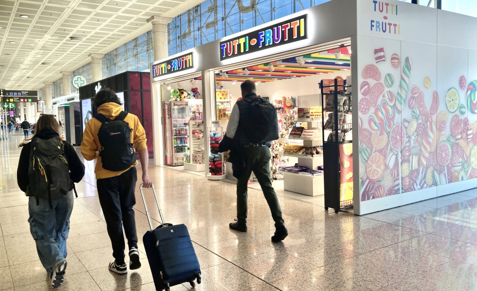 Archivo - Tienda de Tutti Frutti en el Aeropuerto de Barcelona-El Prat.