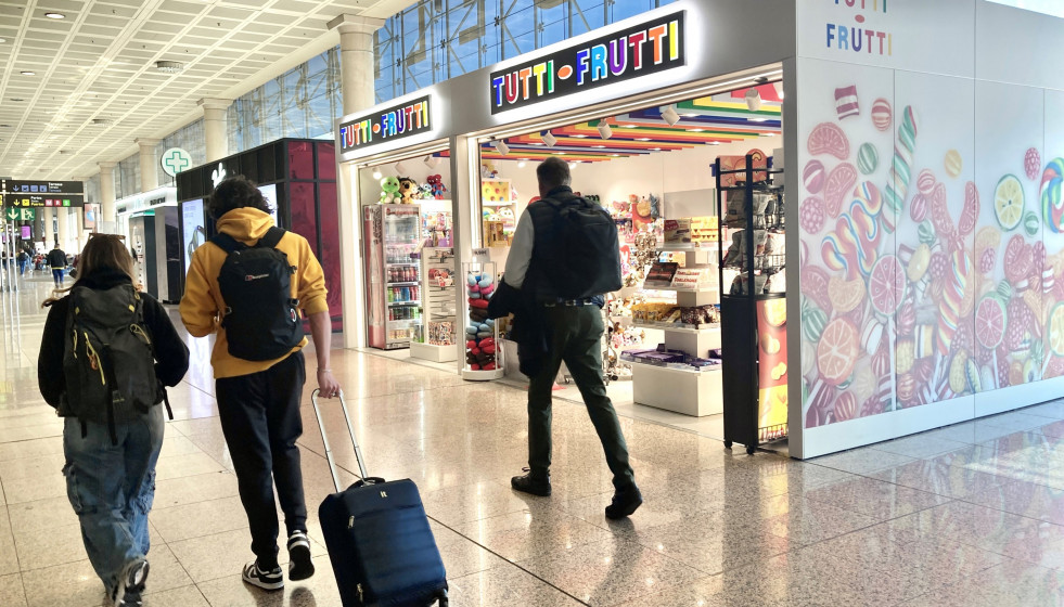 Archivo - Tienda de Tutti Frutti en el Aeropuerto de Barcelona-El Prat.