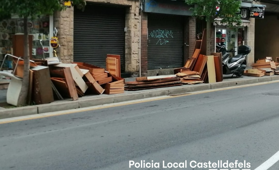 🛑 Així no! Abocament incontrolat de mobles al carrer📞 Aquest matí hem rebut l’avís de l’abocam