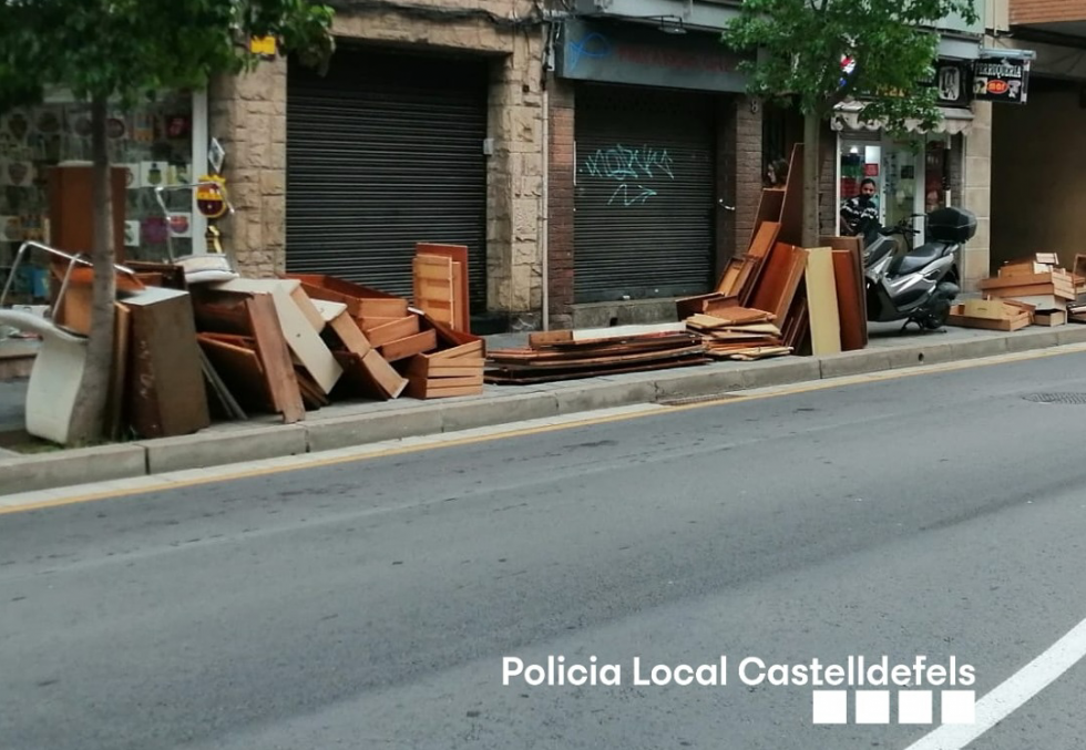 Sancionado un vecino de Castelldefels por inundar la calle de muebles