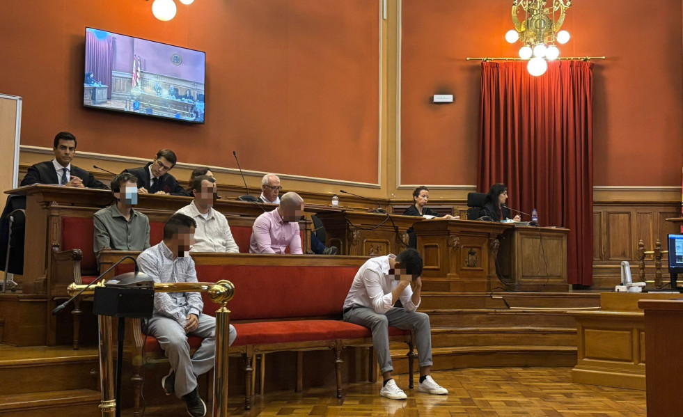 Los 5 acusados de agredir sexualmente a 3 mujeres y grabar a una cuarta mientras mantenía relaciones sexuales consentidas y difundir el vídeo en la Audiencia de Barcelona