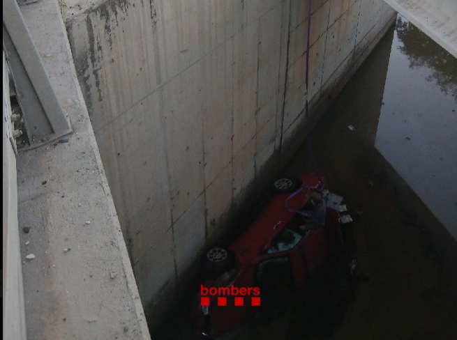 Rescatan a un conductor de 72 años tras caer con su coche a un canal en El Prat de Llobregat