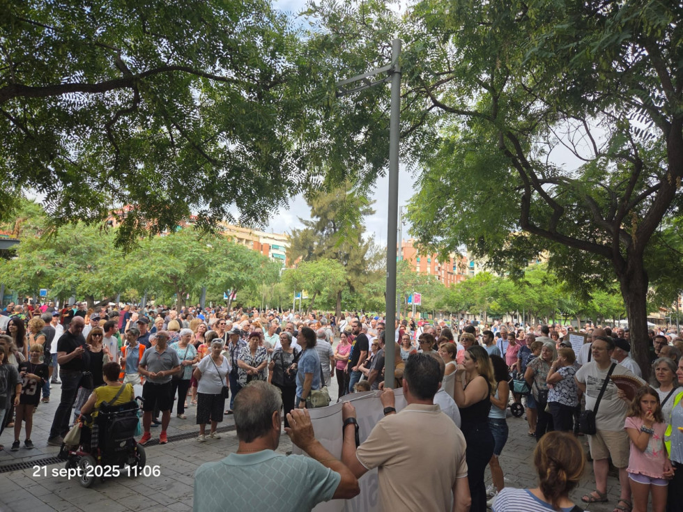 VÍDEO: Cerca de 3.000 vecinos de El Prat salen a la calle en protesta por el nuevo impuesto de residuos