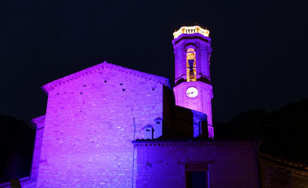 Iglesia sant corneli iluminada violeta 5