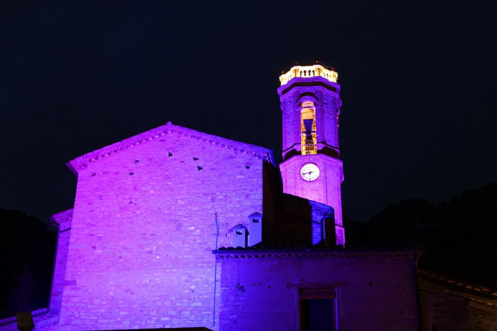Collbató ilumina el campanario de color violeta por el Día Mundial del Alzheimer