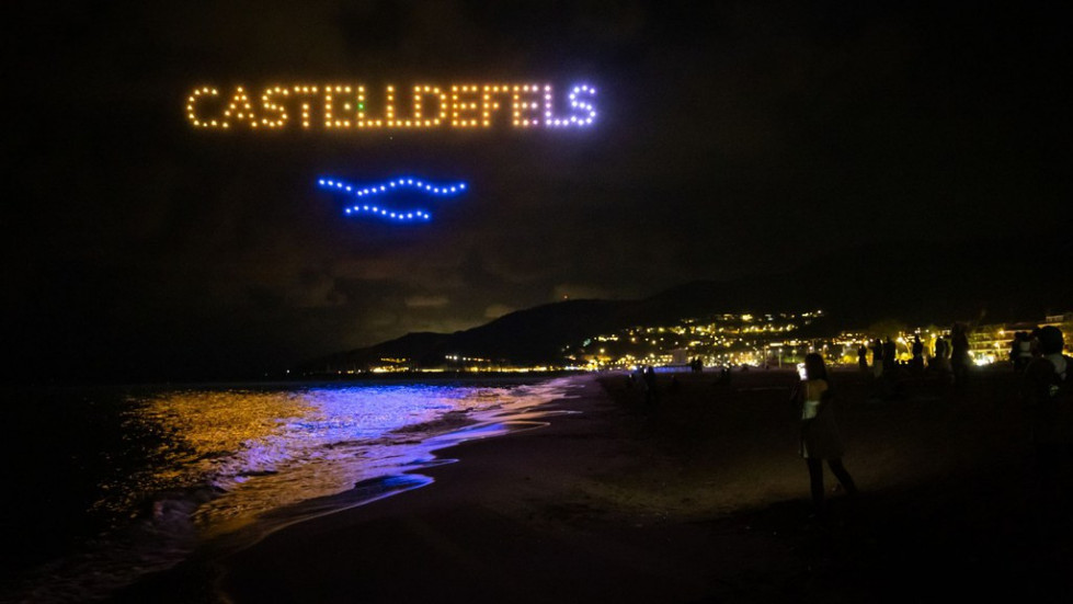 Castelldefels despide el verano con una gran fiesta con drones, música y color