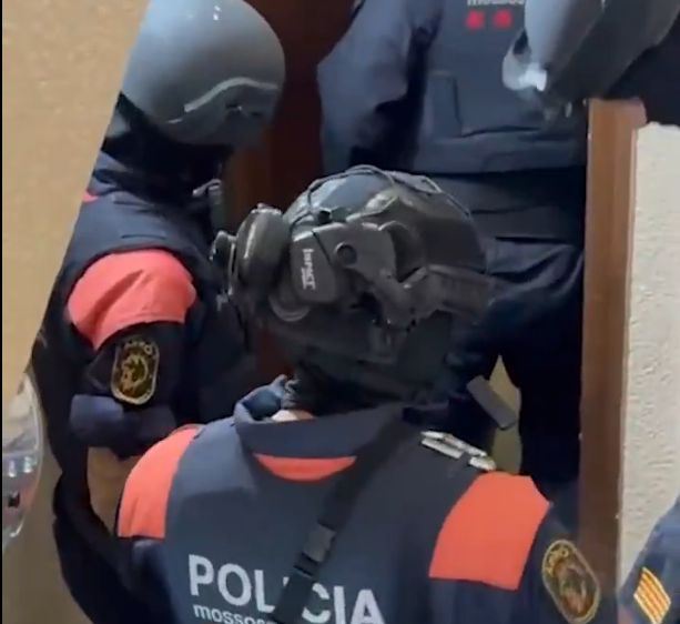 Asalto de película en Cornellà: mazo, pistola y cinco detenidos reincidentes por el robo a una pareja