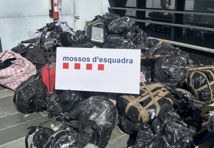 Fotografu00eda de las motocicletas desguazadas para venderlas en pau00edses extranjeros @Mossos d'Esquadra