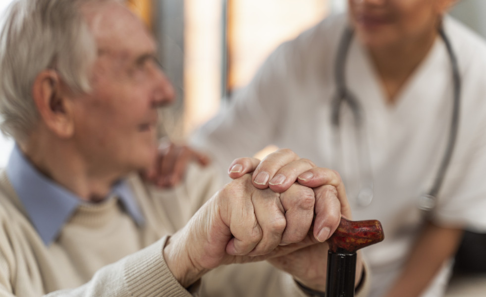 Hombre mayor casual en casa con medico