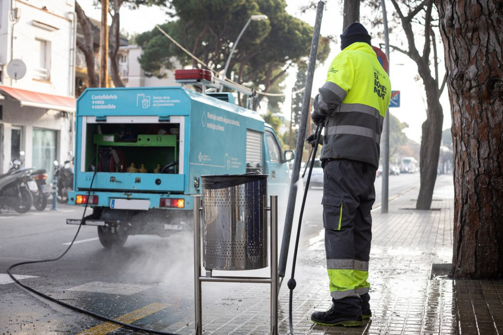 Castelldefels inicia un plan de limpieza intensiva en las calles del municipio
