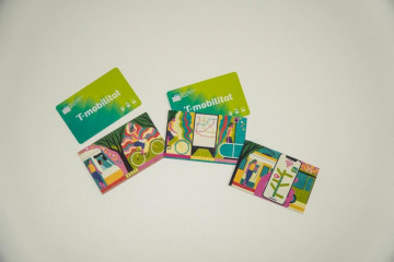 Tarjetas T-Mobilitat junto a las nuevas fundas diseñadas por Sonia Pulido