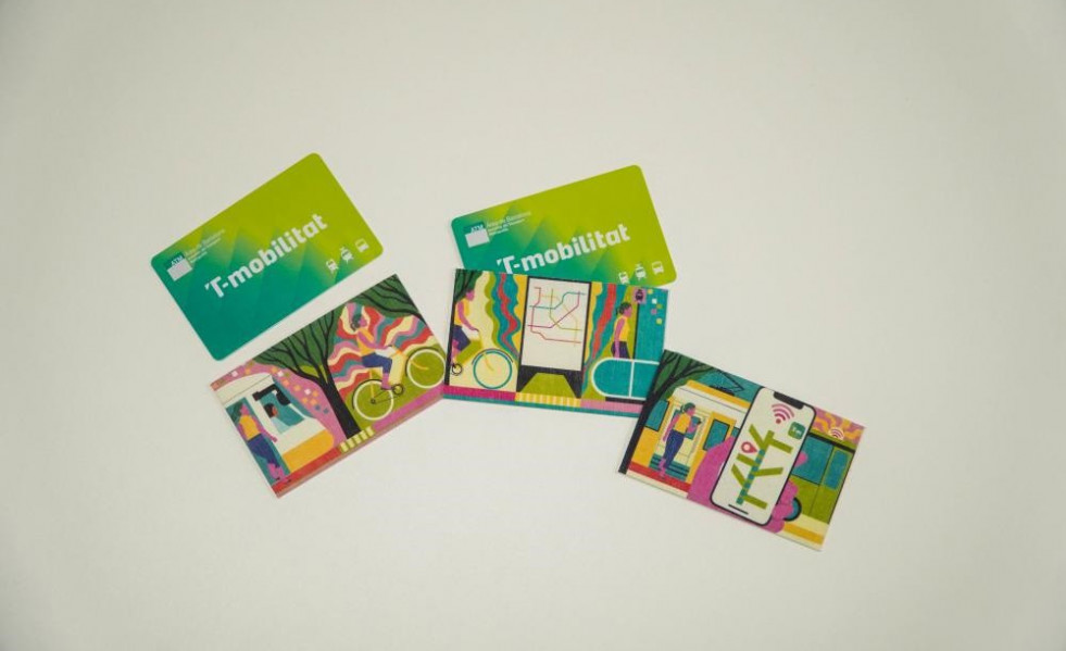Tarjetas T-Mobilitat junto a las nuevas fundas diseñadas por Sonia Pulido