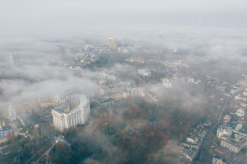 Vista aerea de la ciudad en la niebla