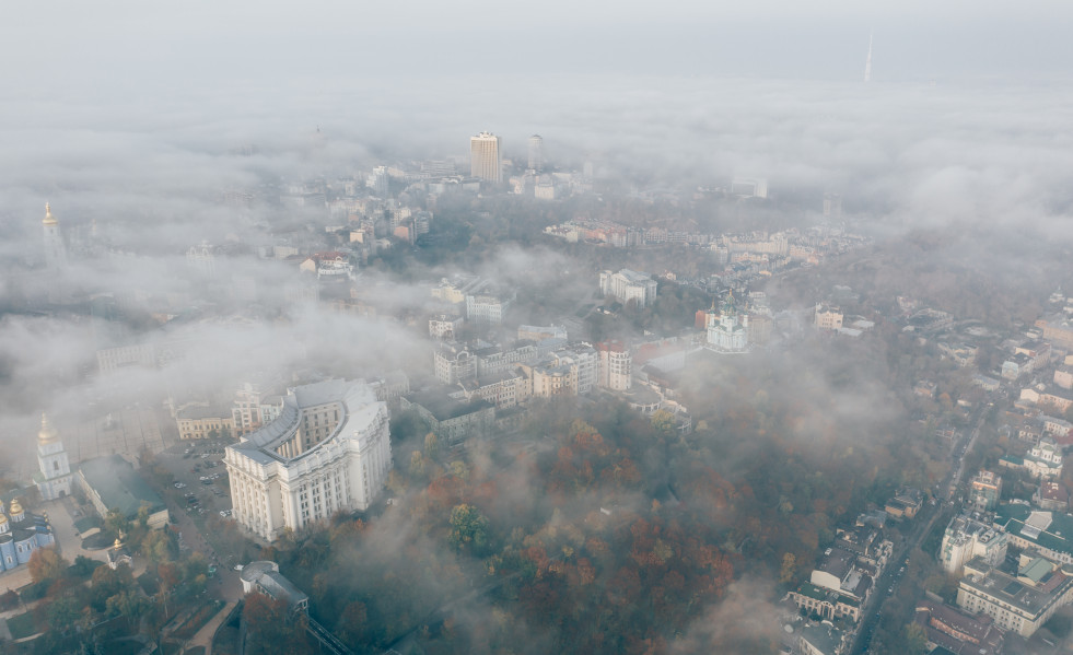 Vista aerea de la ciudad en la niebla