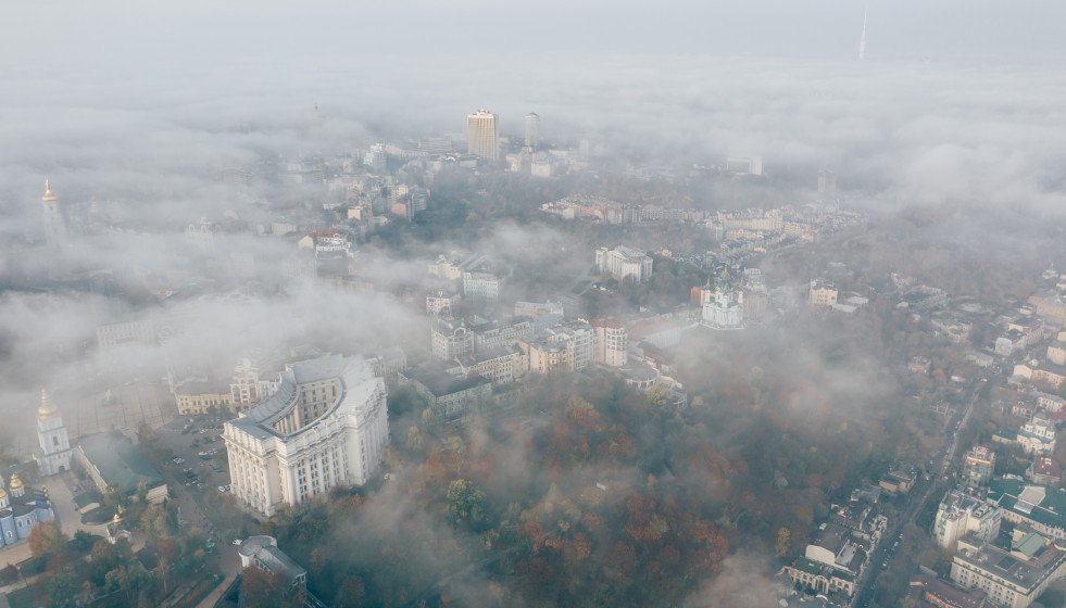 Vista aerea de la ciudad en la niebla