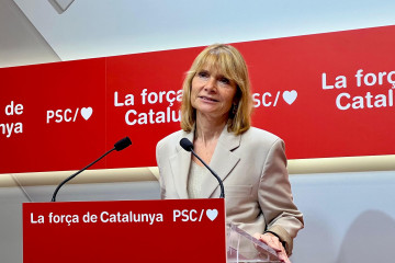 La viceprimera secretaria y portavoz del PSC, Lluïsa Moret, en una rueda de prensa desde la sede del partido