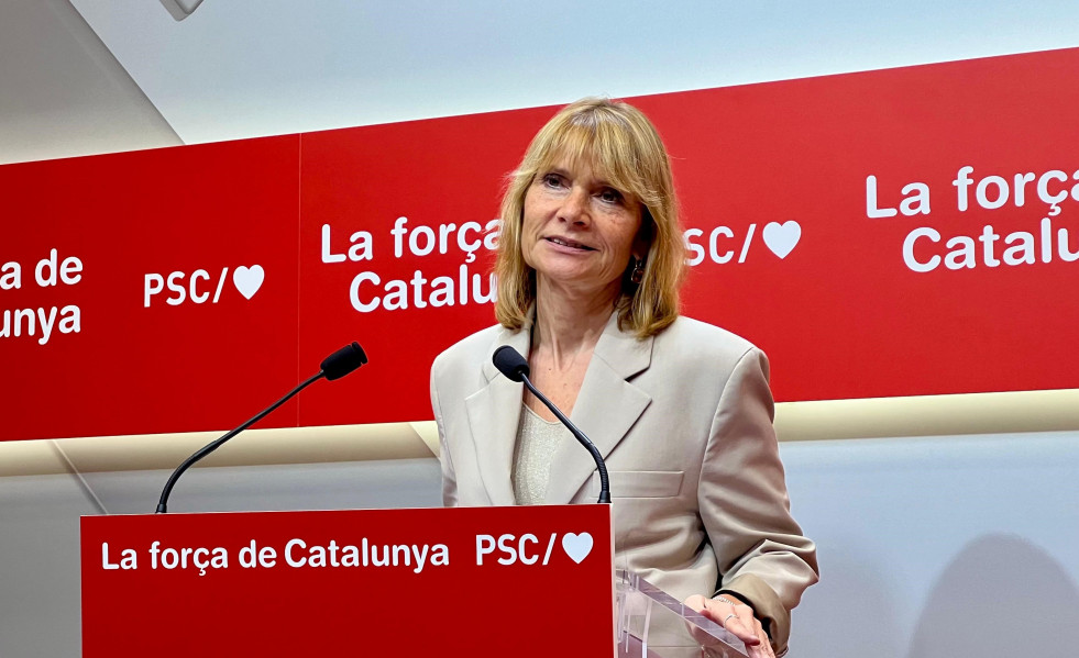 La viceprimera secretaria y portavoz del PSC, Lluïsa Moret, en una rueda de prensa desde la sede del partido