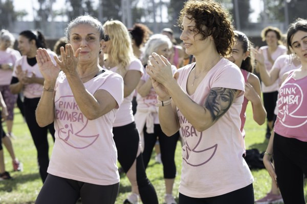 Cornellà se tiñe de rosa para apoyar la lucha contra el cáncer de mama