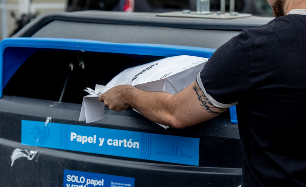 EuropaPress 6944927 contenedor basura papel carton 10 septiembre 2025 madrid espana