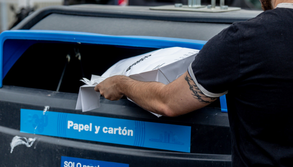 EuropaPress 6944927 contenedor basura papel carton 10 septiembre 2025 madrid espana