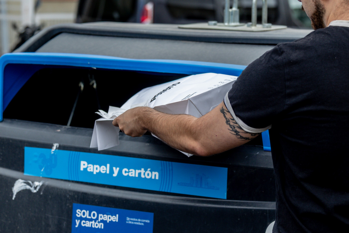 EuropaPress 6944927 contenedor basura papel carton 10 septiembre 2025 madrid espana