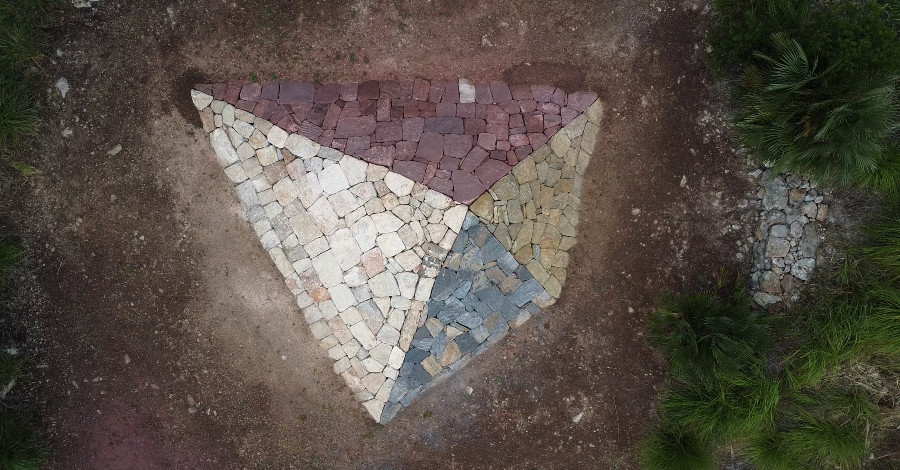 Begues inaugura la obra de piedra seca “Memoria”, un homenaje al legado cultural del Garraf