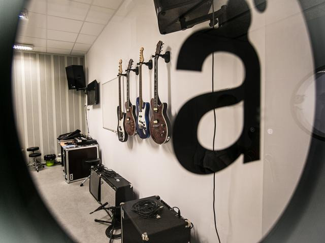 Viladecans celebra los 15 años del Ateneu de les Arts con una jornada cultural llena de música, pintura y teatro