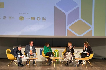 La presidenta de la Diputación de Barcelona, Lluïsa Moret, participa en una mesa redonda