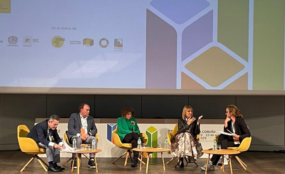 La presidenta de la Diputación de Barcelona, Lluïsa Moret, participa en una mesa redonda