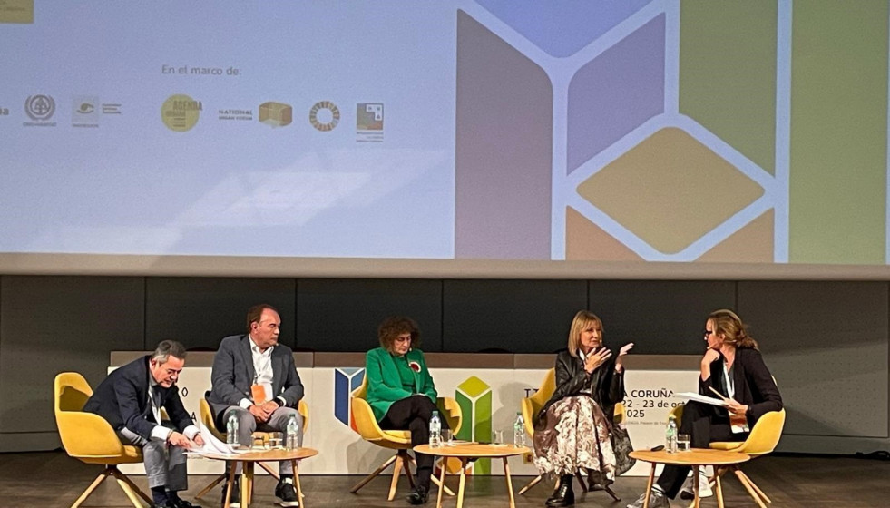 La presidenta de la Diputación de Barcelona, Lluïsa Moret, participa en una mesa redonda