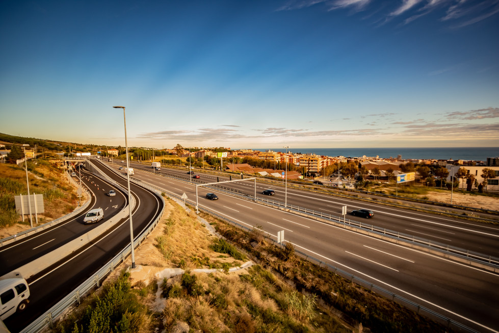 Guerra al ruido nocturno: la C-31 limita la velocidad para proteger el descanso vecinal en Gavà y Castelldefels