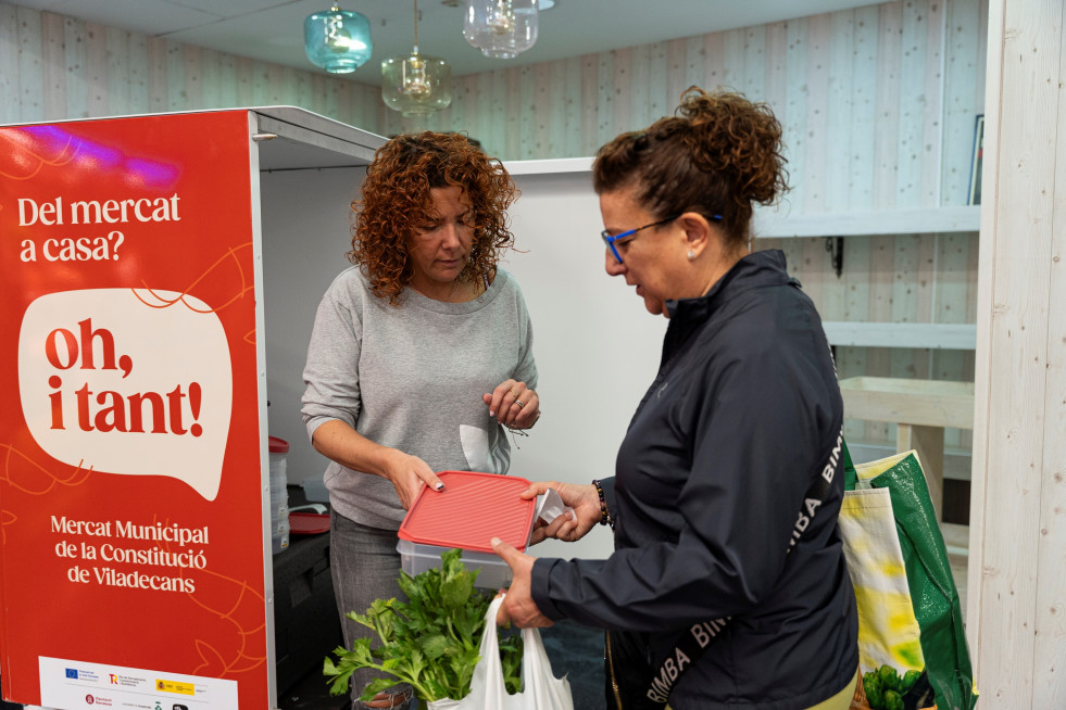 Viladecans lucha contra el cambio climático con envases reutilizables en el Mercado de la Constitución